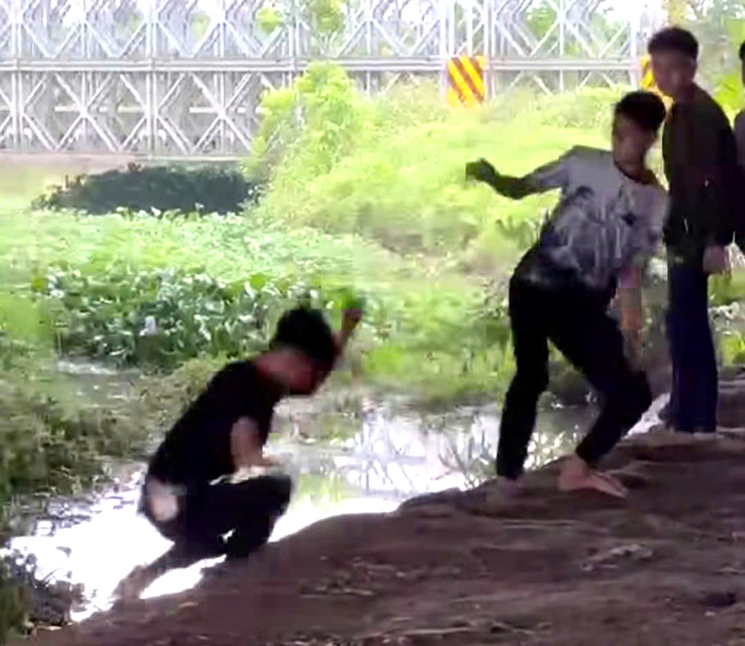 Xôn xao nhóm học sinh dùng gạch, đá, mũ bảo hiểm đánh nam sinh trường nghề- Ảnh 2. Xôn xao nhóm học sinh dùng gạch, đá, mũ bảo hiểm đánh nam sinh trường nghề- Ảnh 2.