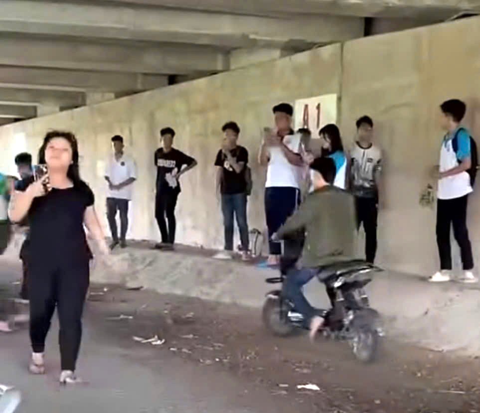 Xôn xao nhóm học sinh dùng gạch, đá, mũ bảo hiểm đánh nam sinh trường nghề- Ảnh 3. Xôn xao nhóm học sinh dùng gạch, đá, mũ bảo hiểm đánh nam sinh trường nghề- Ảnh 3.