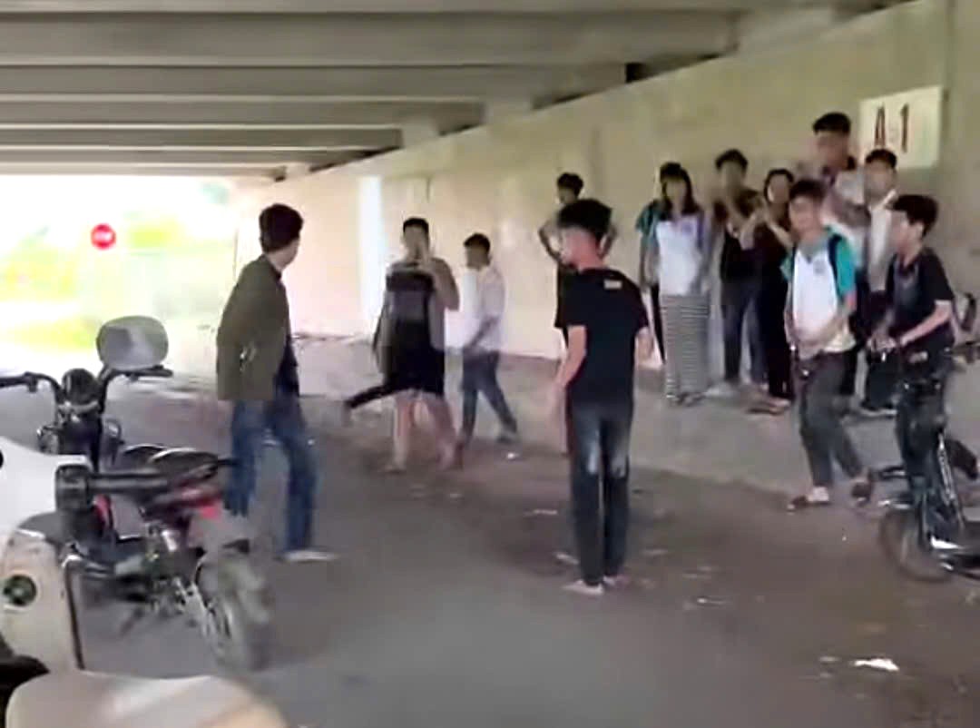 Xôn xao nhóm học sinh dùng gạch, đá, mũ bảo hiểm đánh nam sinh trường nghề- Ảnh 1. Xôn xao nhóm học sinh dùng gạch, đá, mũ bảo hiểm đánh nam sinh trường nghề- Ảnh 1.