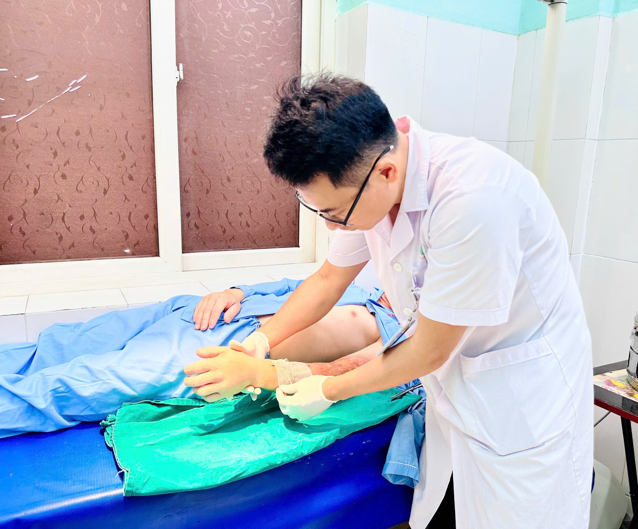 Cánh tay đứt lìa ‘hồi sinh’ sau 6 giờ nghẹt thở trên bàn mổ- Ảnh 2. Cánh tay đứt lìa ‘hồi sinh’ sau 6 giờ nghẹt thở trên bàn mổ- Ảnh 2.