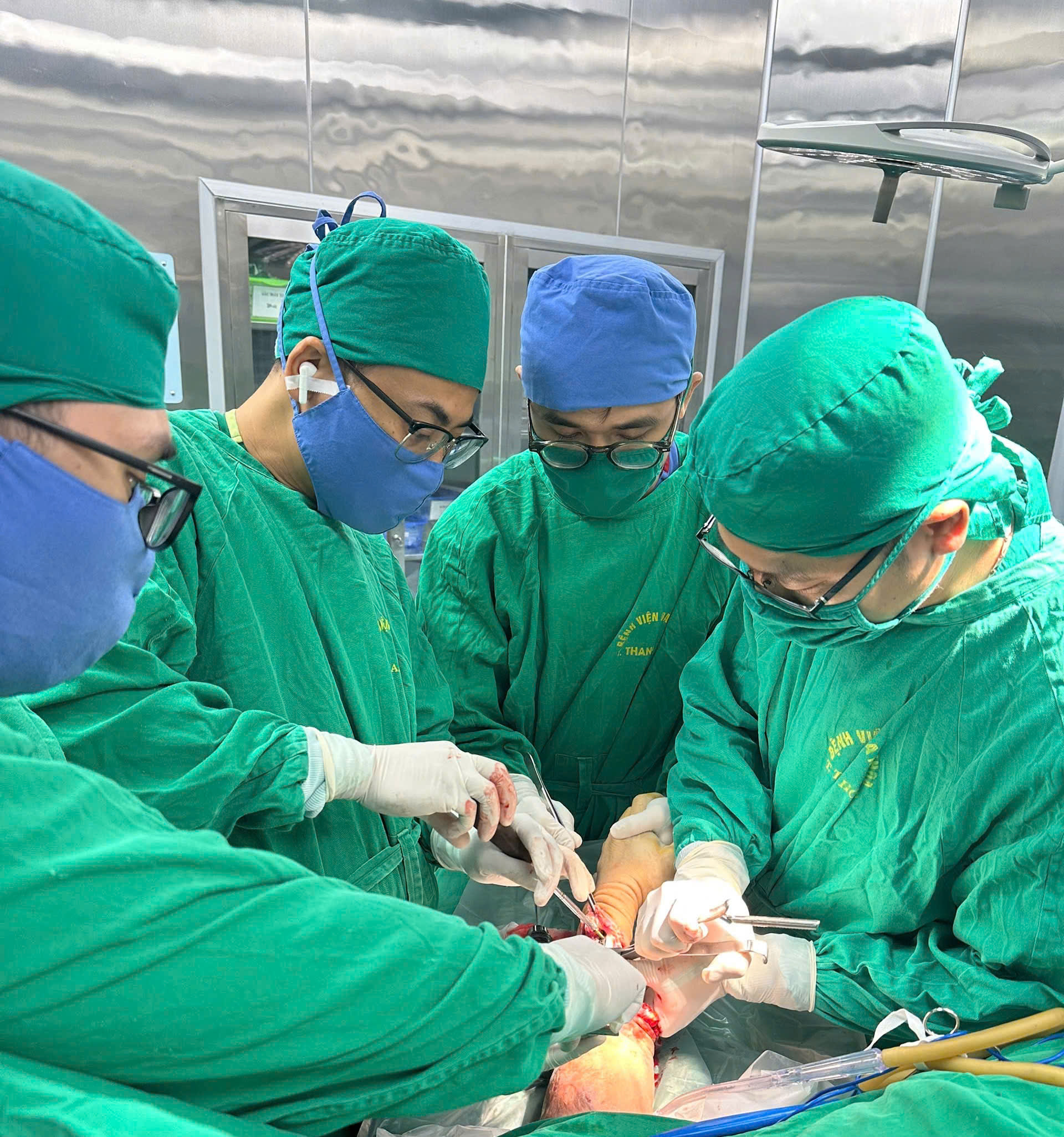 Cánh tay đứt lìa ‘hồi sinh’ sau 6 giờ nghẹt thở trên bàn mổ- Ảnh 1. Cánh tay đứt lìa ‘hồi sinh’ sau 6 giờ nghẹt thở trên bàn mổ- Ảnh 1.