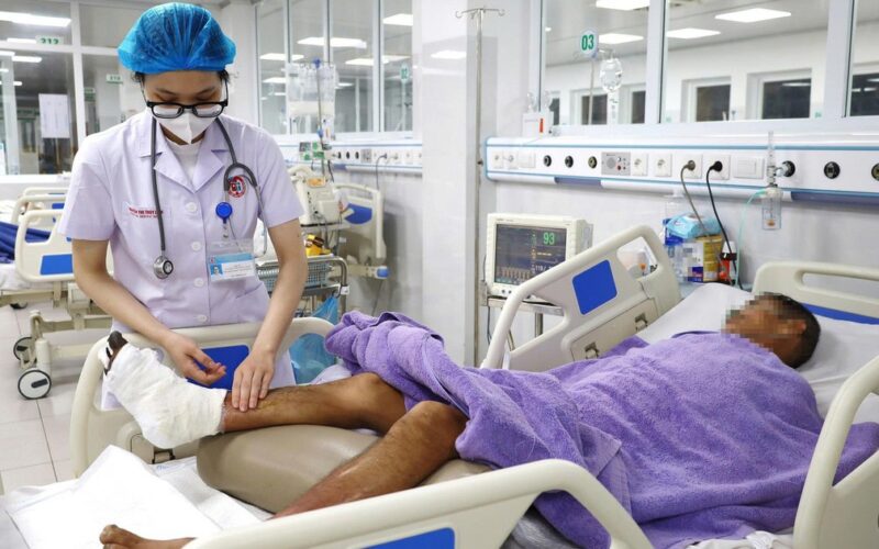 Tự ý bôi cao nóng vào vết xước, người đàn ông bị nhiễm trùng huyết nặng