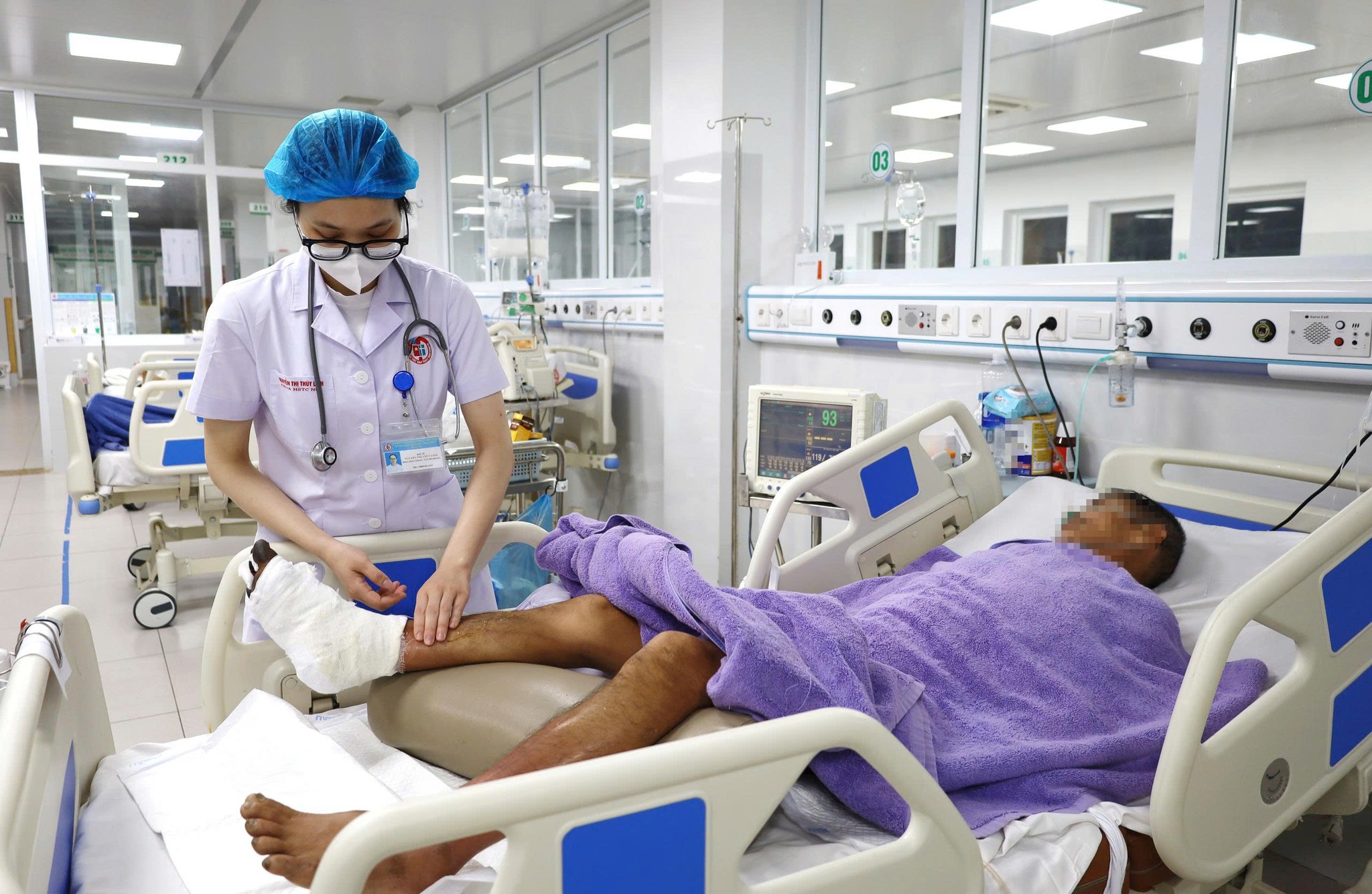 Tự ý bôi cao nóng vào vết xước, người đàn ông bị nhiễm trùng huyết nặng- Ảnh 1.