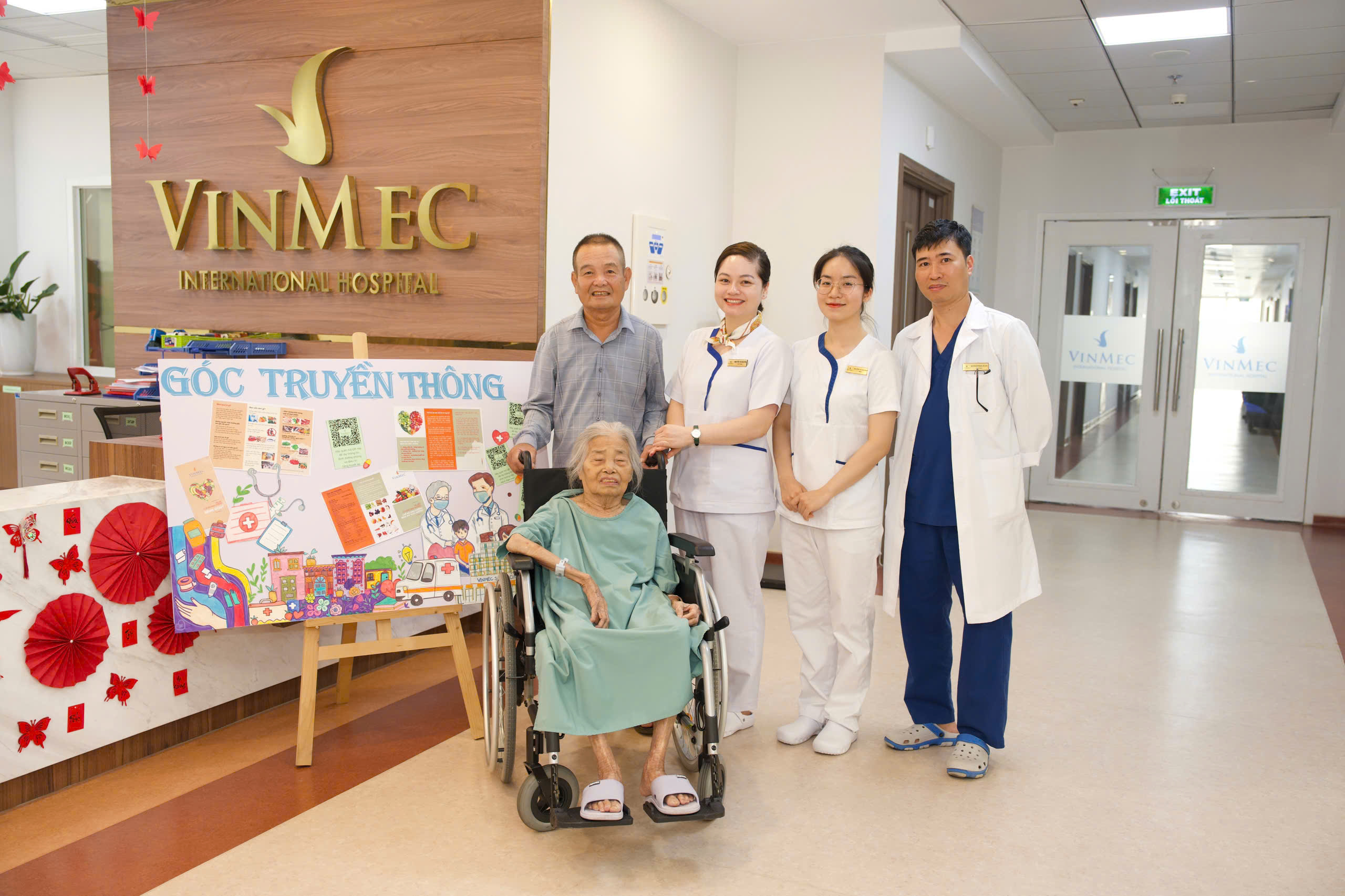 anh-2-17797839040231707822668 Hành trình kỳ diệu tại Vinmec: Cứu cụ bà 87 tuổi nặng 29 kg bị sốc nhiễm khuẩn nặng- Ảnh 2.