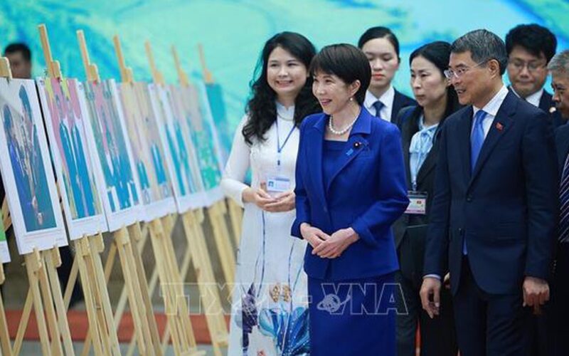 Thủ tướng Lê Minh Hưng và Thủ tướng Nhật Bản tham quan Trưng bày ảnh