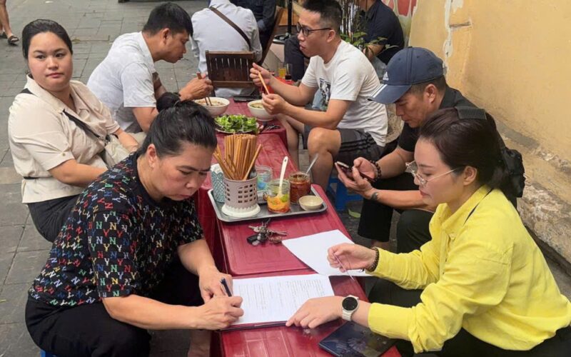 Nhiều hàng quán ở phường Hoàn Kiếm bị xử phạt do vi phạm vệ sinh, an toàn thực phẩm