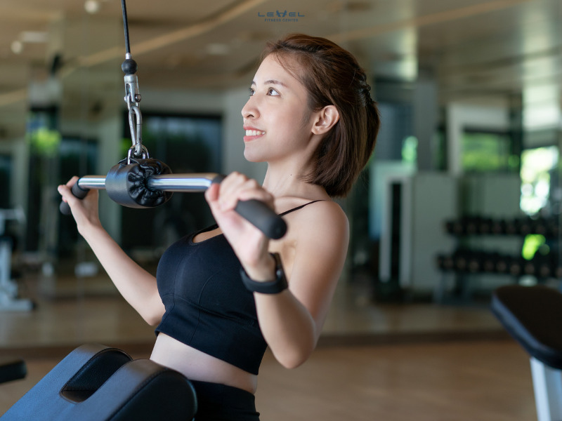 bai-tap-giam-mo-bap-tay-va-nach-cho-nu-5-1779611261842552649756 3 nhóm bài tập giúp xương chắc khỏe, giảm nguy cơ loãng xương và té ngã- Ảnh 1.
