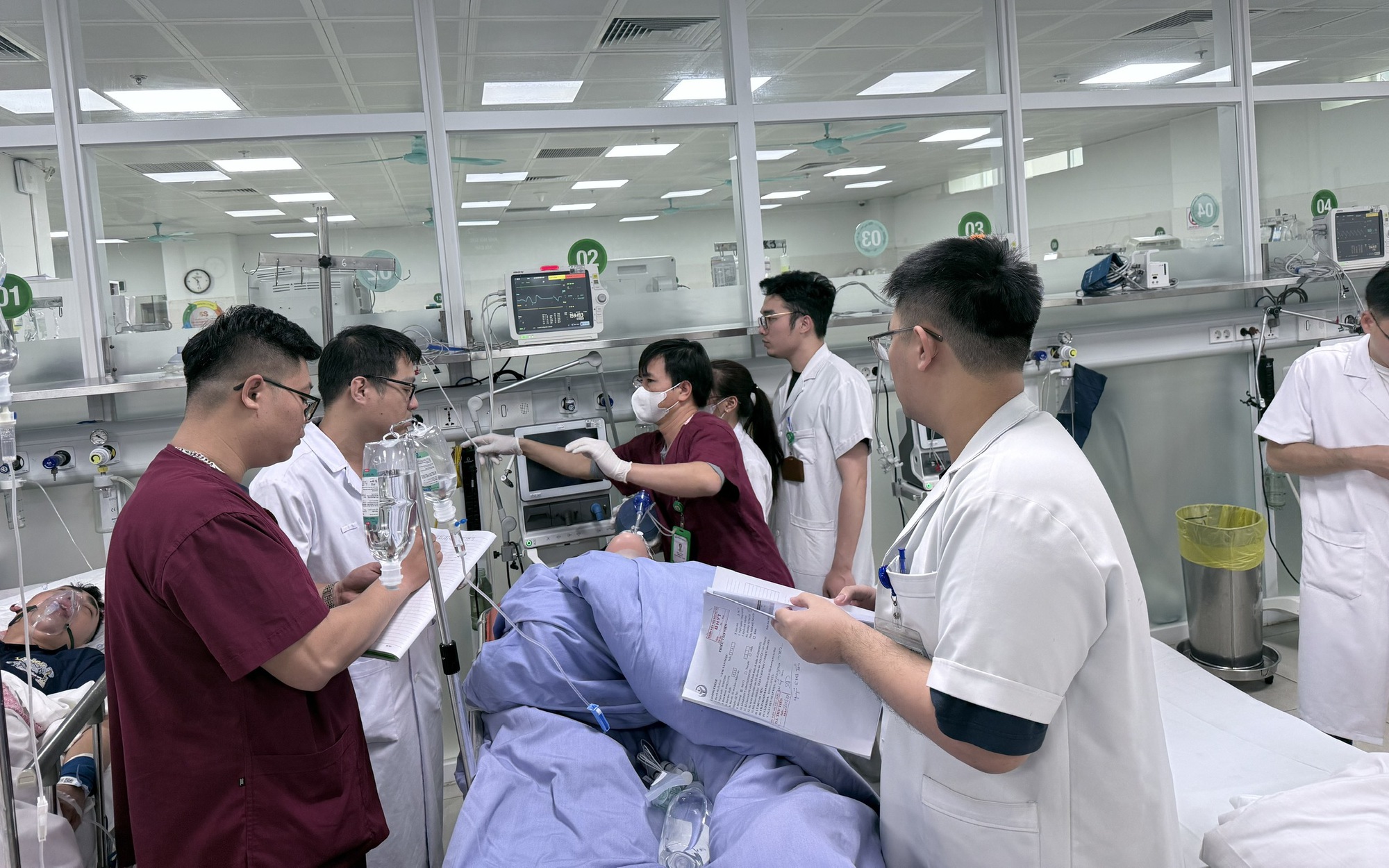 Hơn 227.000 người bệnh đang điều trị tại các bệnh viện trong dịp nghỉ lễ 30/4 và 1/5- Ảnh 2.