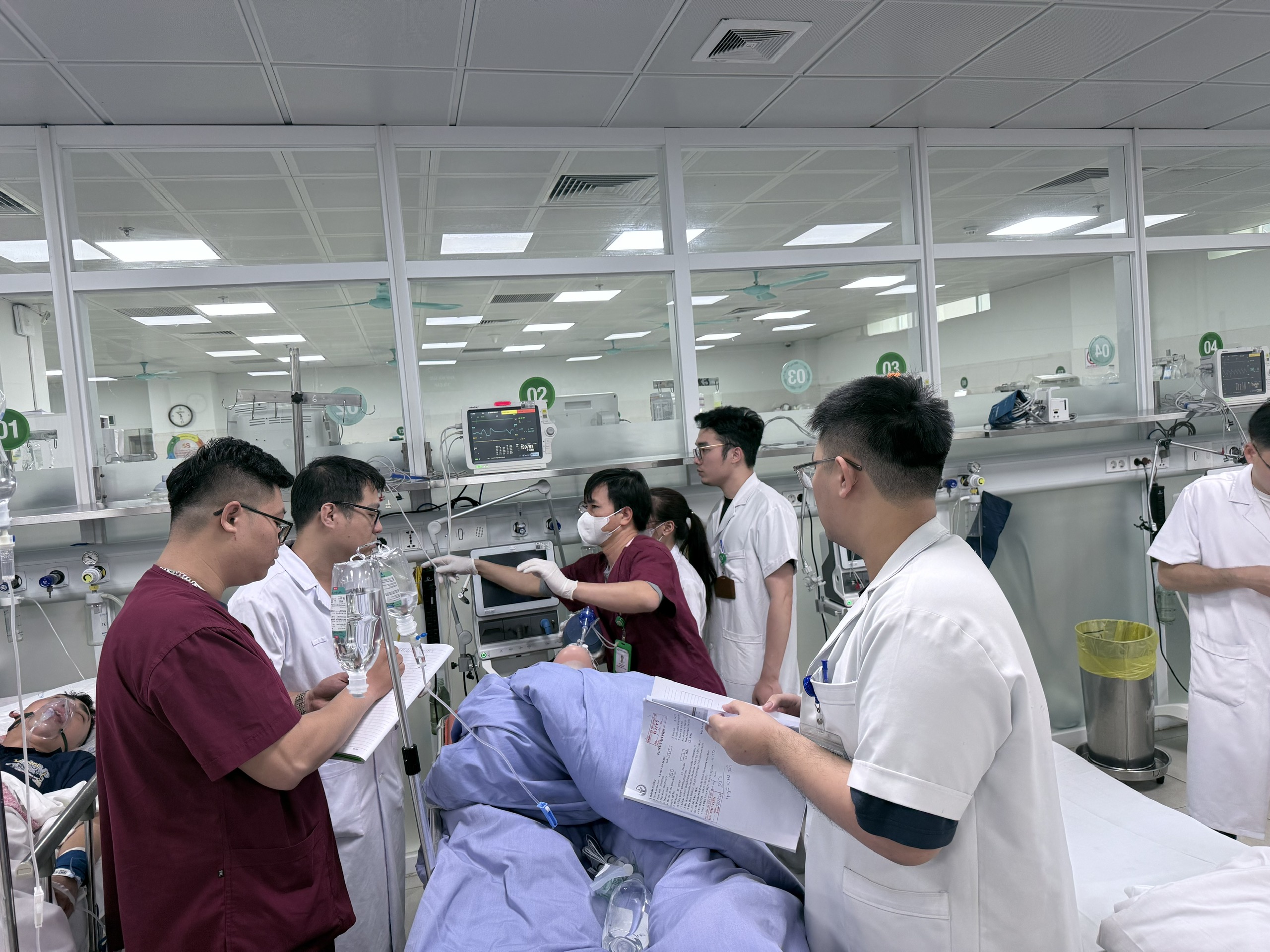 Hơn 227.000 người bệnh đang điều trị tại các bệnh viện trong dịp nghỉ lễ 30/4 và 1/5- Ảnh 1.