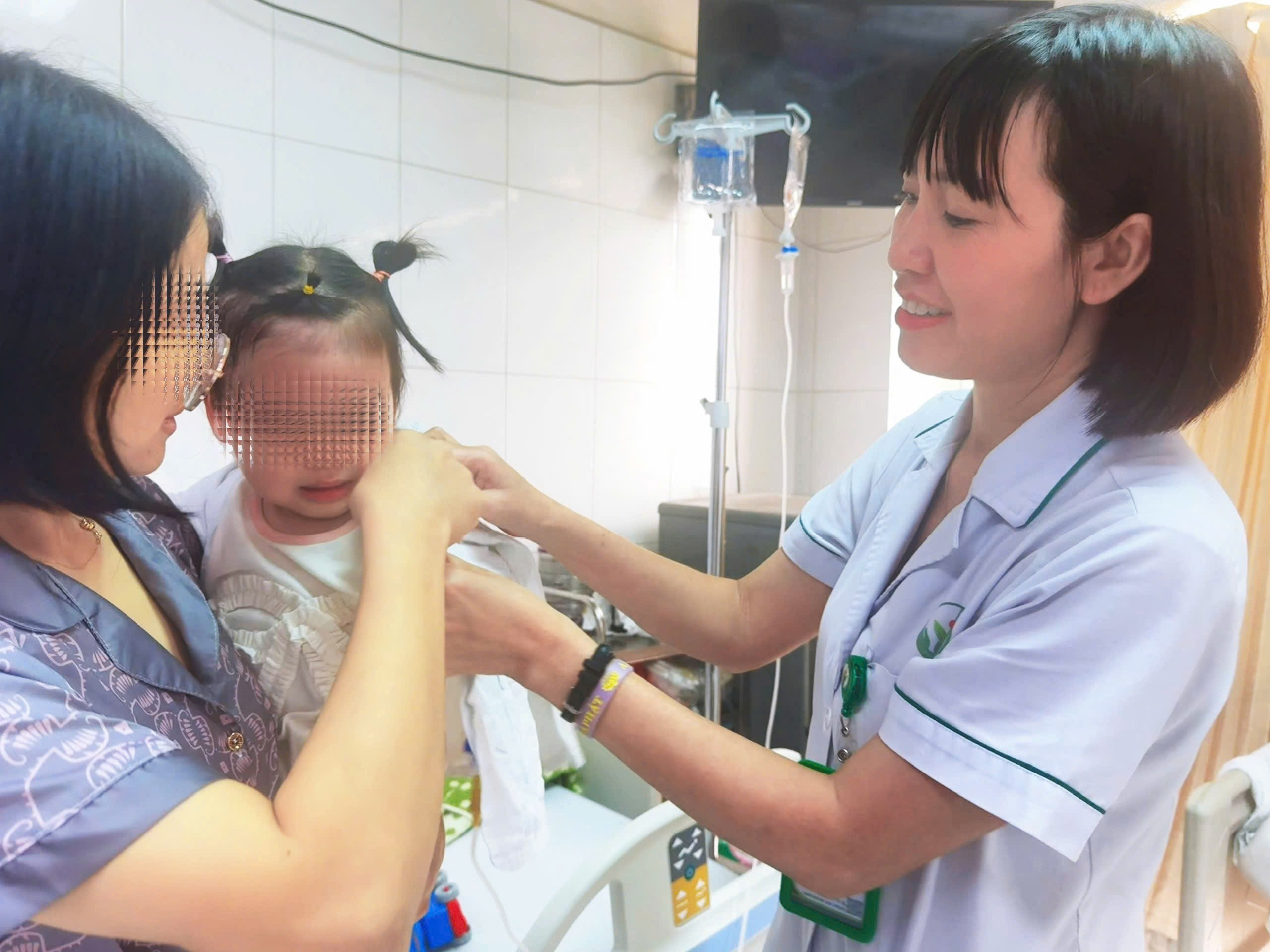 cho-can-be-gai-17778640299941768021862 Bé gái 22 tháng tuổi bị chó cắn, nhập viện hoảng loạn, khuôn mặt nhiều vết thương
- Ảnh 2.