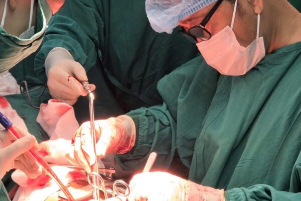 Nam thanh niên bị đứt động mạch cổ được cứu sống ngoạn mục