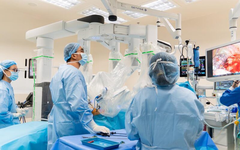 Ho ra máu vì ổ viêm phổi tái phát, người đàn ông Mỹ được bác sĩ FV cứu sống bằng phẫu thuật robot