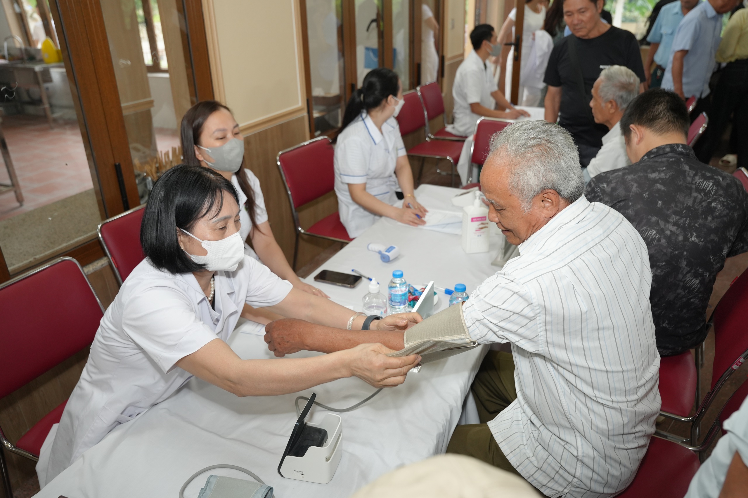 dsc03904-1778307602871890972435 Mang dịch vụ y tế chất lượng miễn phí đến với người có công, gia đình chính sách tại Yên Bài- Ảnh 5.