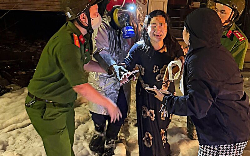 Cháy tại Hàng Vôi lúc nửa đêm, 4 người mắc kẹt được giải cứu