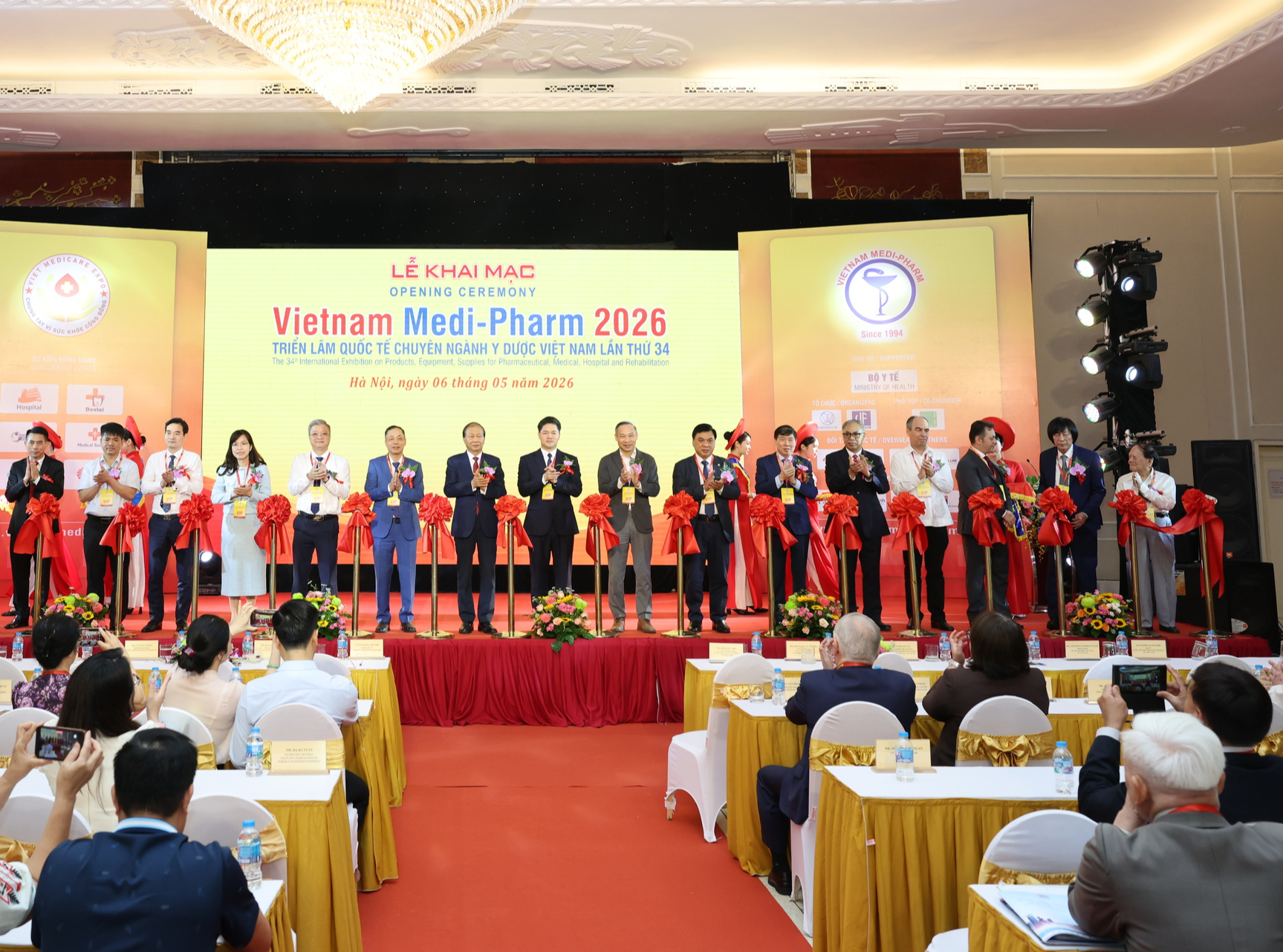 edit-thu-truong-phat-bieu-cat-bang-va-tham-quan-trien-lam-4-17780614054291607603141 Thúc đẩy ứng dụng công nghệ số, trí tuệ nhân tạo, dữ liệu lớn tại Triển lãm quốc tế chuyên ngành y dược- Ảnh 2.