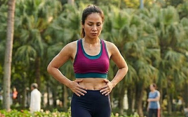 5 bài tập đi bộ giảm mỡ bụng tốt hơn tập gym sau tuổi 50