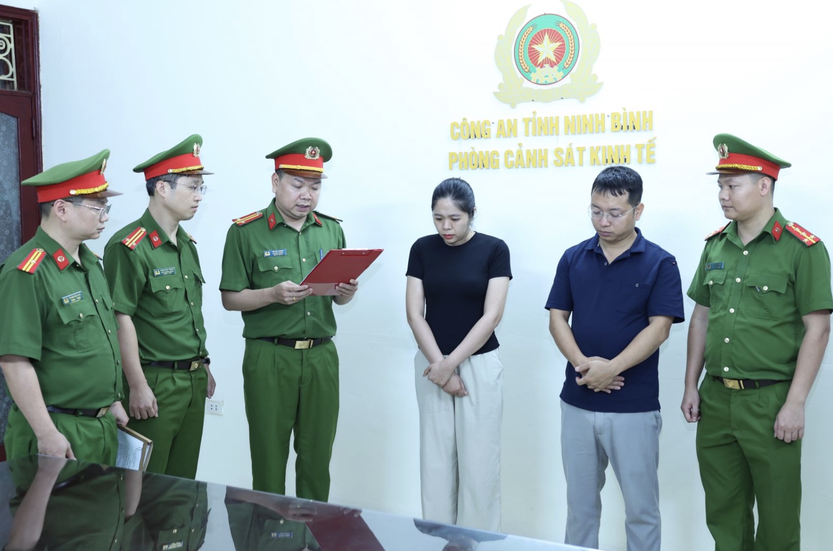 hinh-anh-8-5-26-luc-1810-1778238660115938176835-1 Khởi tố 2 đối tượng vì dàn xếp đấu giá 14 lô đất- Ảnh 1.