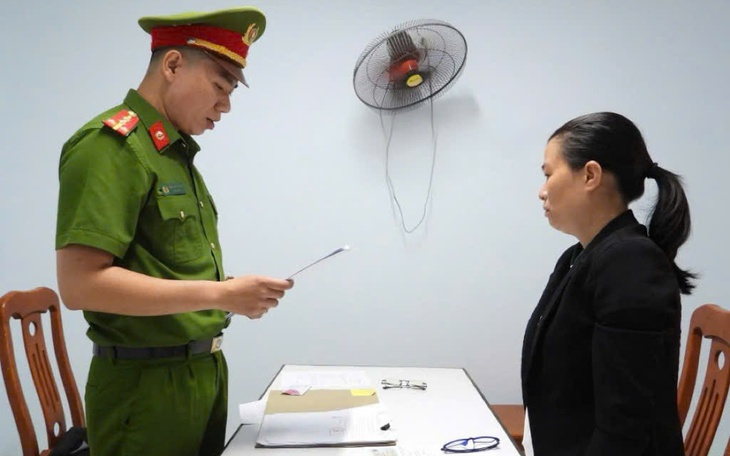 Bắt người đàn ông nhận làm sổ đỏ rồi mang giấy tờ đi cầm cố- Ảnh 2.