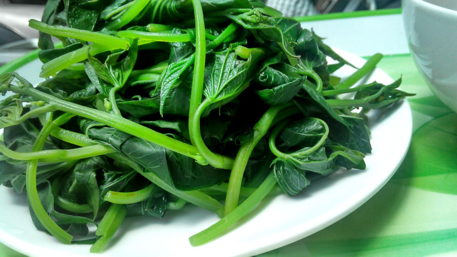 mon-ngon-chua-benh-tu-rau-khoai-lang-sam-nam-de-kiem1510377129 Món ngon chữa bệnh từ rau khoai lang