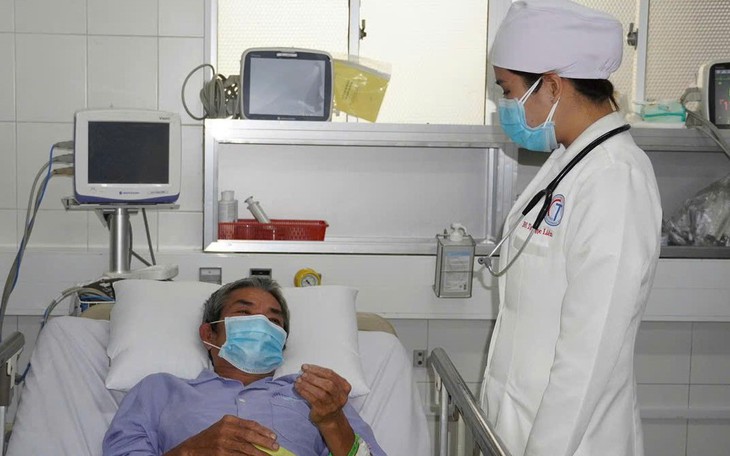 Dị vật kim loại 'khóa chặt' dương vật, bệnh nhân suýt phải trả giá đắt- Ảnh 2.