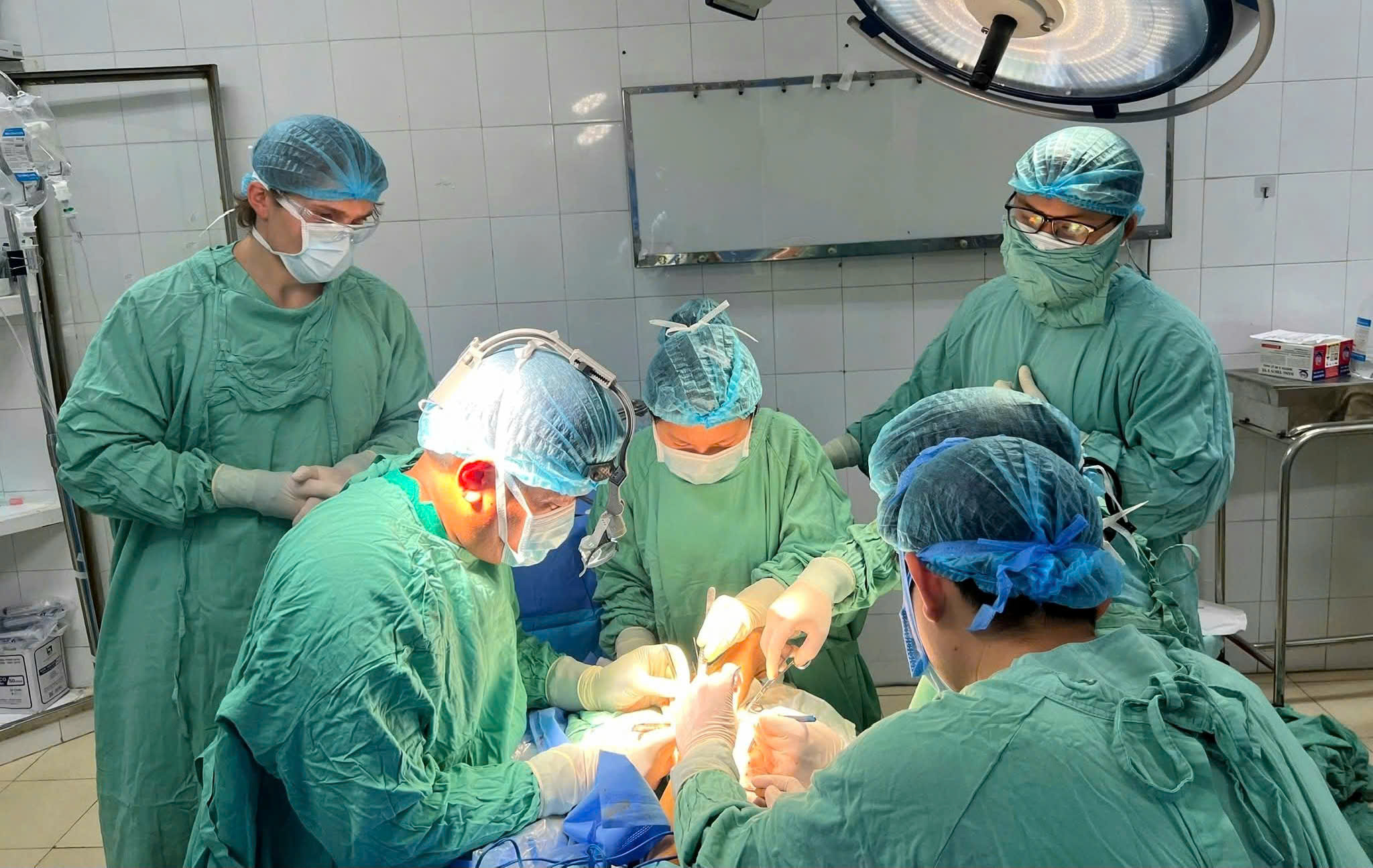 Người đàn ông suýt mất chân vì máy cắt rạ, làm gì để giữ cơ hội phục hồi chi thể?- Ảnh 1.
