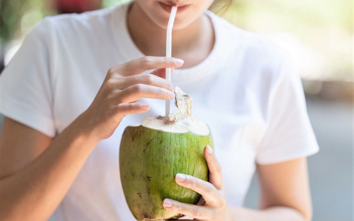 nuoc-dua-1778053585234161102028-0-0-500-800-crop-177805359189759428633-2 3 thời điểm uống nước dừa tốt nhất cho sức khỏe