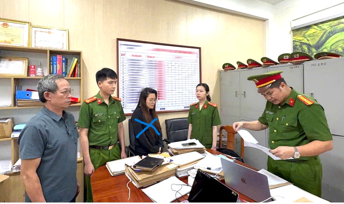 Mánh khóe tham ô tài sản của nữ quản lý cửa hàng- Ảnh 1.