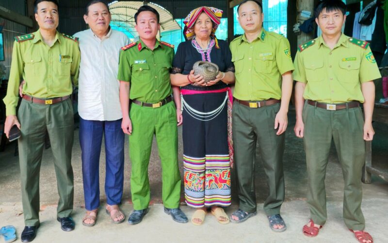 Phát hiện ‘khách lạ’ đi lạc vào vườn, người dân giao nộp tê tê quý hiếm