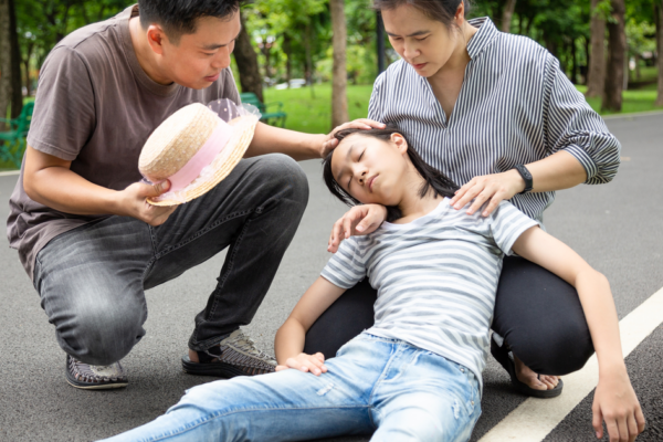 Đi ngoài trời nắng có biểu hiện choáng, đau đầu cần khẩn trương gọi cấp cứu