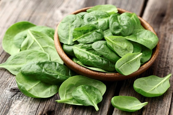 spinach-rau-bina-1779076753120710257351 Dược thiện từ rau củ hỗ trợ ổn định huyết áp, mỡ máu và đường huyết- Ảnh 1.