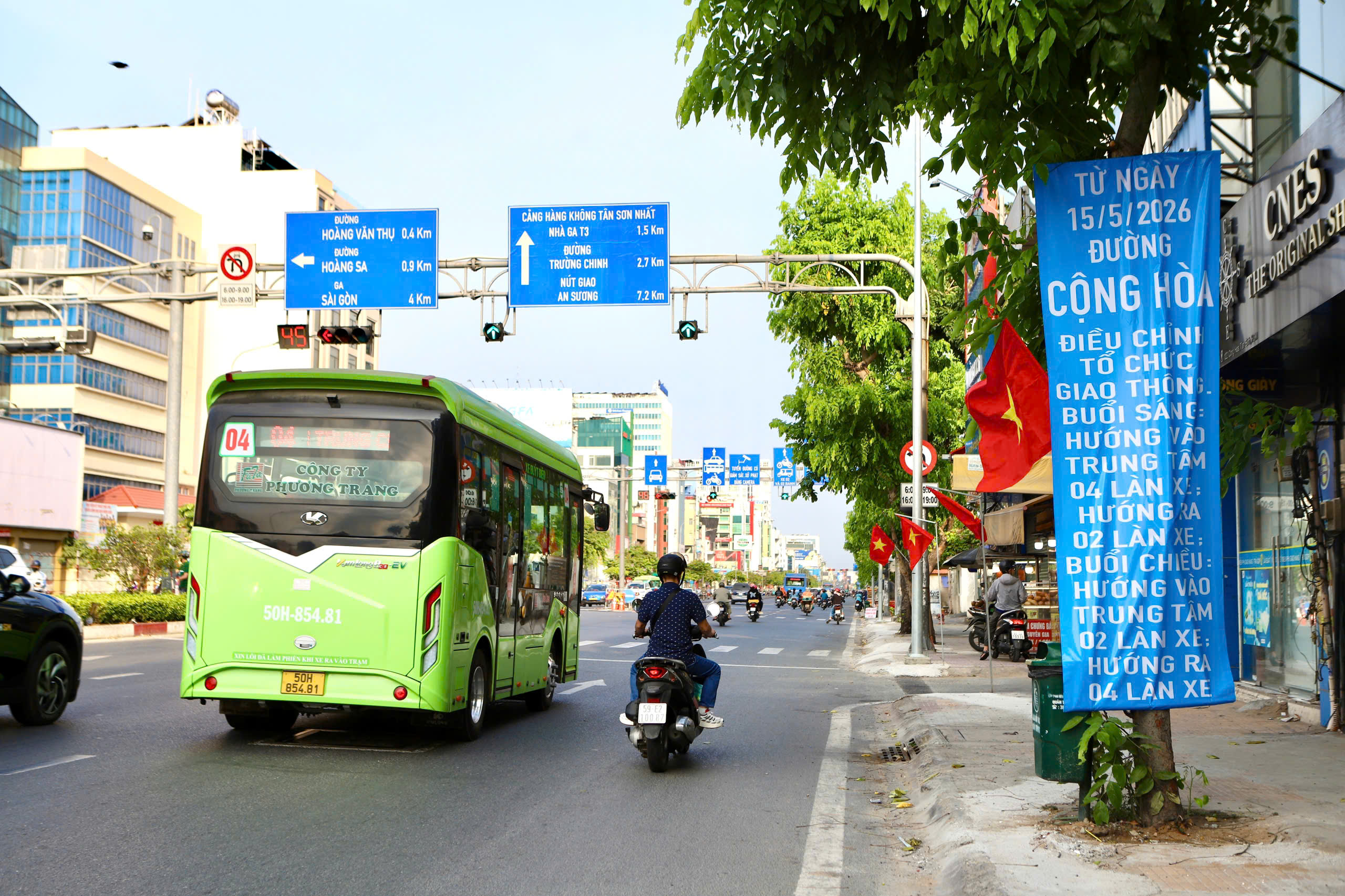 thao-do-dai-phan-cach-1-17776974298941554878666 TPHCM điều tiết giao thông linh hoạt nhằm giảm kẹt xe tại cửa ngõ sân bay- Ảnh 3.