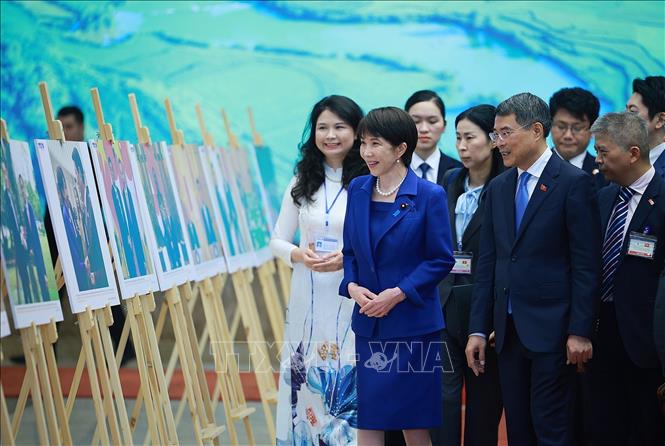 thu-tuong-le-minh-hung-1777706504154-17777065043631174180105 Thủ tướng Lê Minh Hưng và Thủ tướng Nhật Bản tham quan Trưng bày ảnh- Ảnh 2.