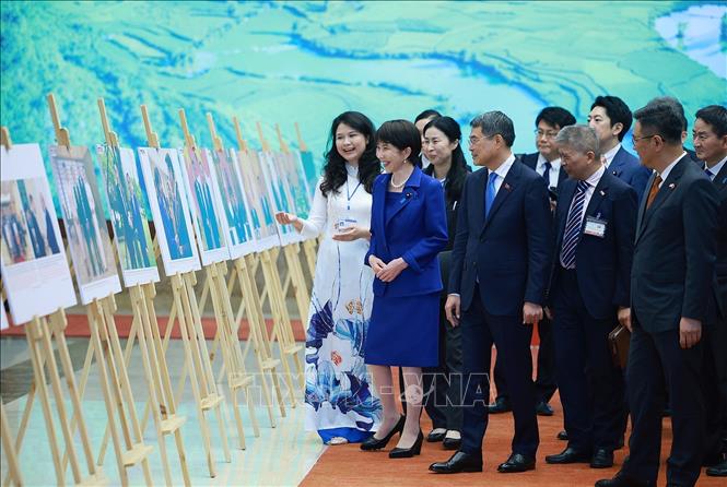 thu-tuong-le-minh-hung-1777706505144-17777065055912120892026 Thủ tướng Lê Minh Hưng và Thủ tướng Nhật Bản tham quan Trưng bày ảnh- Ảnh 3.