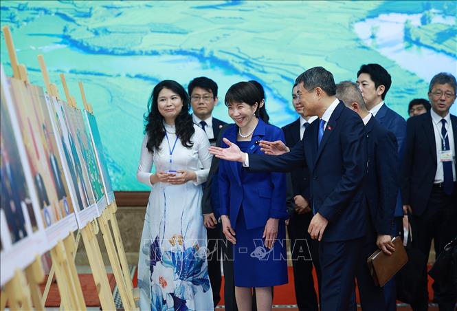thu-tuong-nhat-ban-1777706506623-17777065068601947546760 Thủ tướng Lê Minh Hưng và Thủ tướng Nhật Bản tham quan Trưng bày ảnh- Ảnh 4.