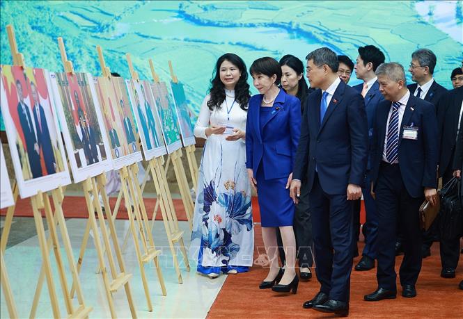 thu-tuong-nhat-ban-1777706509150-17777065093751040882548 Thủ tướng Lê Minh Hưng và Thủ tướng Nhật Bản tham quan Trưng bày ảnh- Ảnh 6.