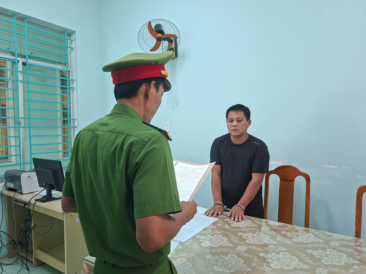 truy-duoi-xe-cuu-thuong-177814283491060184909-1 Bắt giam đối tượng chặn đường, đập vỡ kính và truy đuổi xe cứu thương suốt 10km- Ảnh 1.