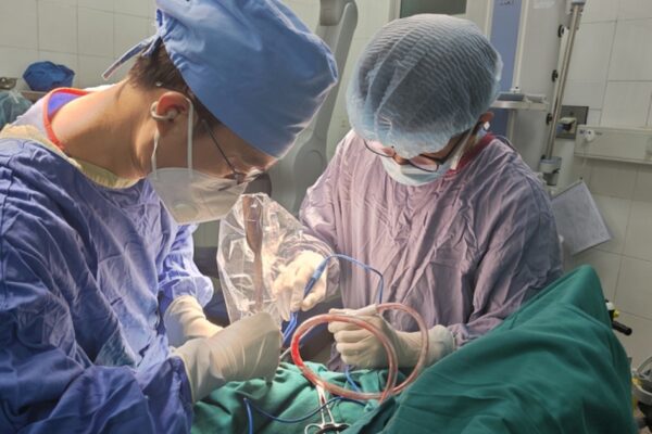 Bé trai nhập viện cấp cứu khẩn do bị dao cắm vào đầu trong lúc chơi đùa