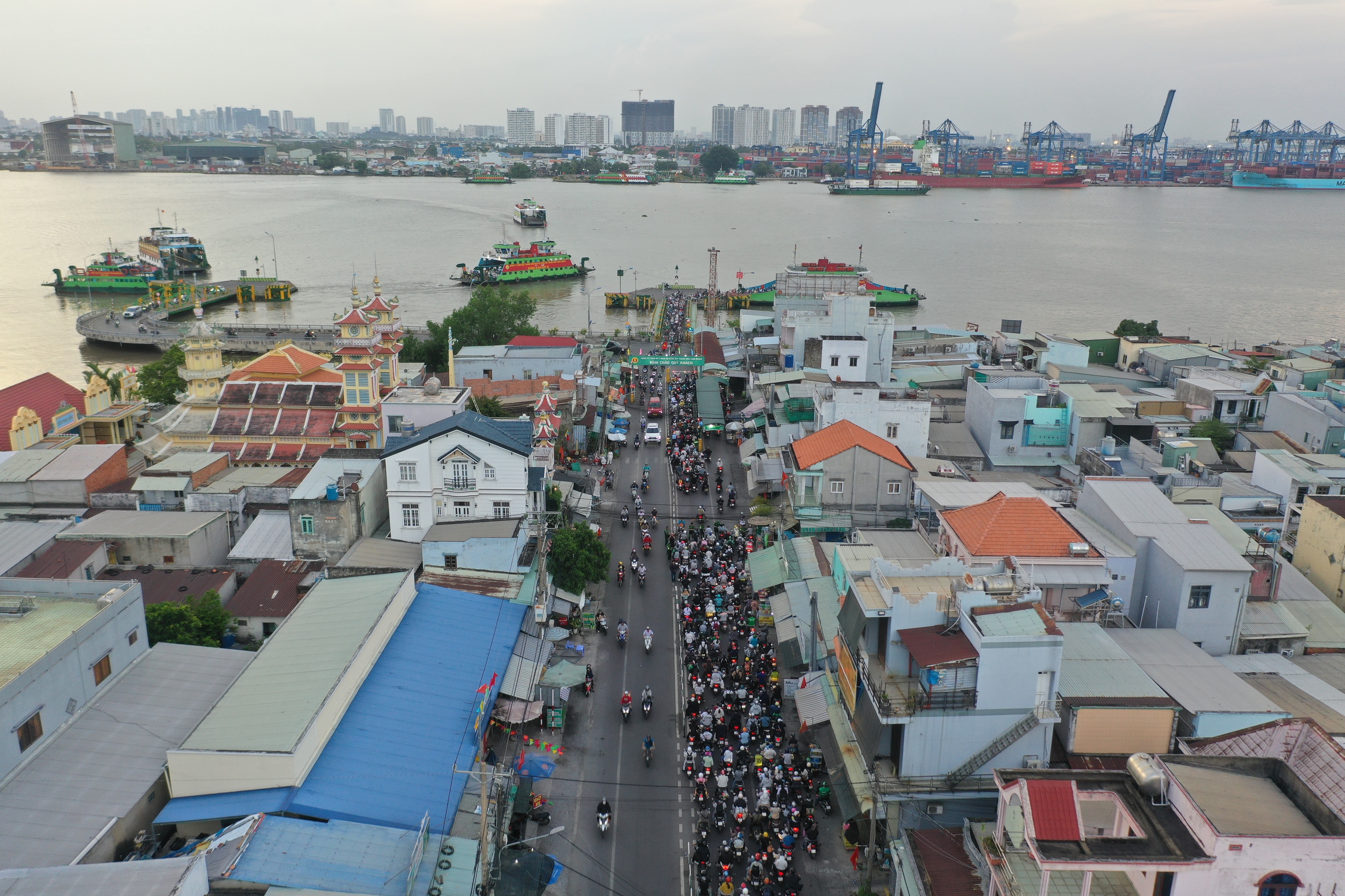 Phà Cát Lái ùn ứ khi người dân quay lại TPHCM sau kỳ nghỉ lễ 30/4 – 1/5- Ảnh 2.