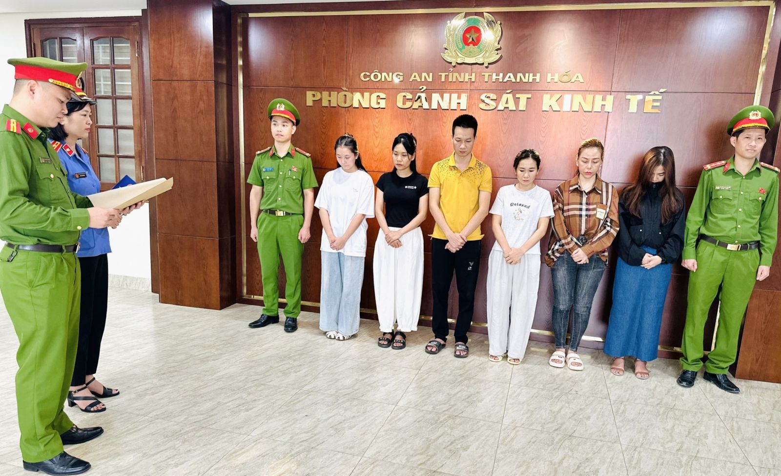 1609-17792718987071323480346-1 Thu giữ hơn 1.500 chai nước hoa giả mạo các thương hiệu nổi tiếng thế giới- Ảnh 2.