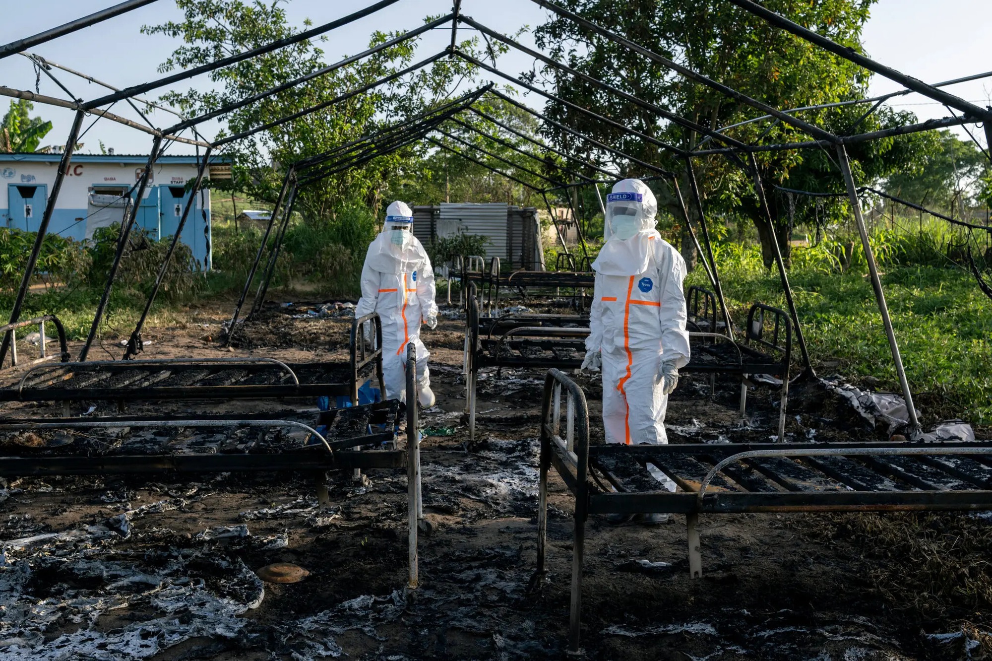 Hiểm họa mới bất ngờ ập xuống các trung tâm điều trị Ebola tại CHDC Congo- Ảnh 1.