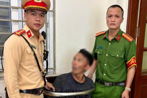 Thanh niên cầm bồ cào chặn xe, đập phá tài sản giữa phố Hà Nội