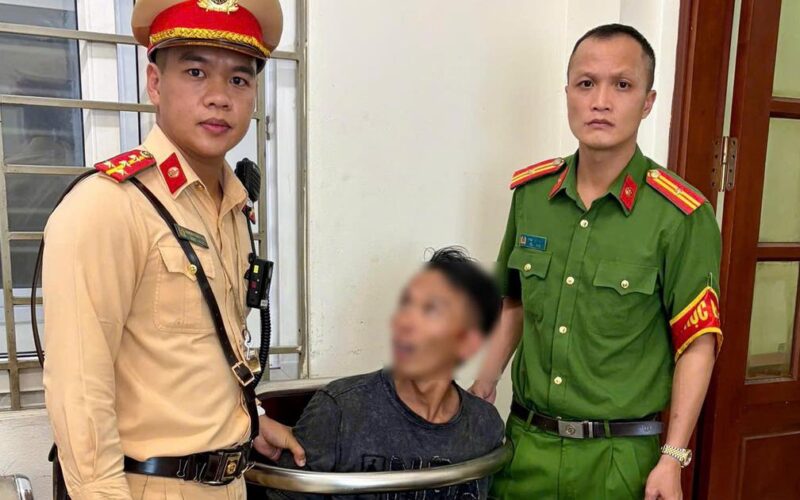 Thanh niên cầm bồ cào chặn xe, đập phá tài sản giữa phố Hà Nội