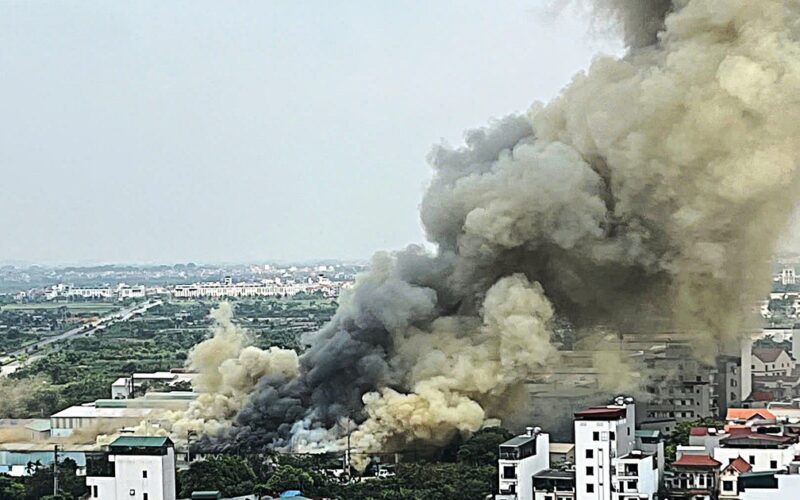Cháy xưởng nhựa tại Hoài Đức, khói cuồn cuộn bốc cao hàng chục mét