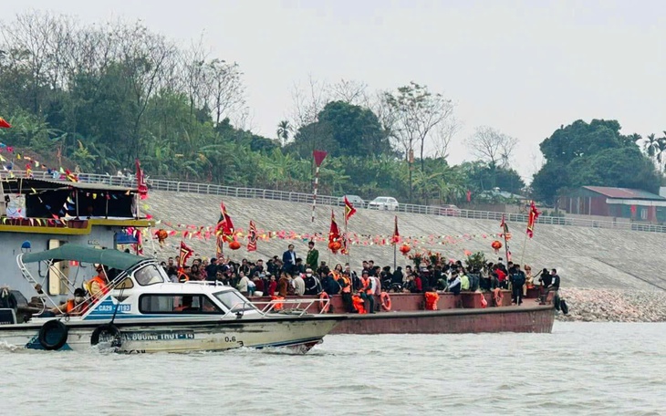 Cha cho con nhỏ cầm lái ca nô 3 phút, loạt vi phạm bị phát hiện- Ảnh 1.