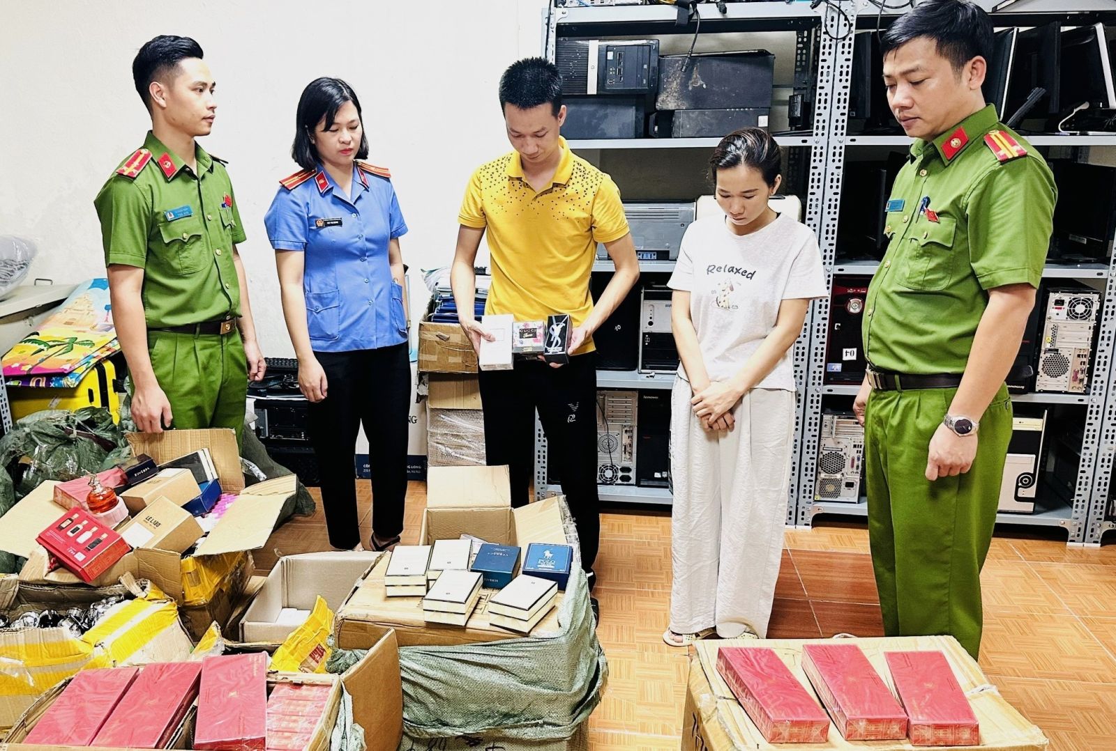 4370-17792718267701471674576-1 Thu giữ hơn 1.500 chai nước hoa giả mạo các thương hiệu nổi tiếng thế giới- Ảnh 1.