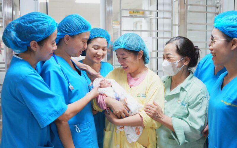 Hành trình 86 ngày nuôi sống bé sơ sinh non tháng của y bác sĩ ở Quảng Ninh
