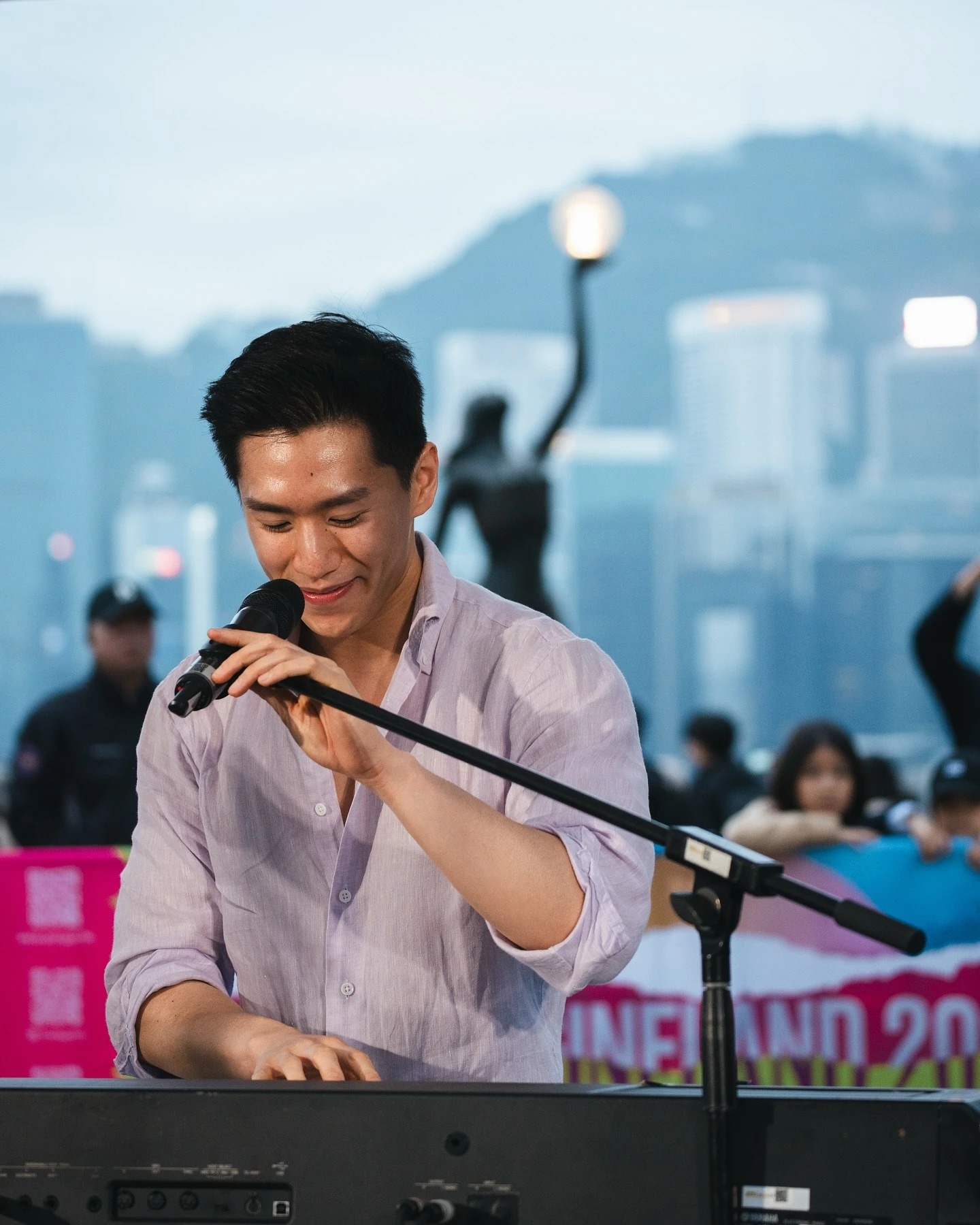 7034712521223372561780684888939519540428249551n-1779526092186126050057 Ngoại hình 'nam thần' của bác sĩ vừa nhanh tay cứu sống hành khách giữa không trung- Ảnh 4.
