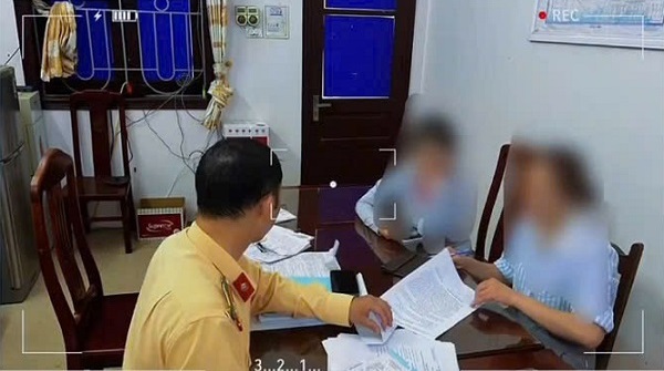 Vượt đèn đỏ lúc rạng sáng, nữ tài xế bị phạt 19 triệu đồng và trừ 4 điểm GPLX- Ảnh 2.