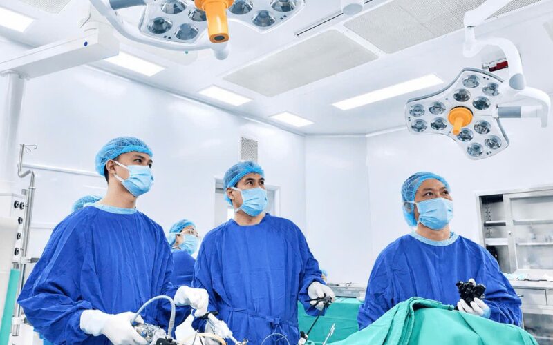 Vinmec Hạ Long cứu nữ bệnh nhân 45 tuổi thoát nguy cơ thủng đại tràng do polyp tái phát phức tạp