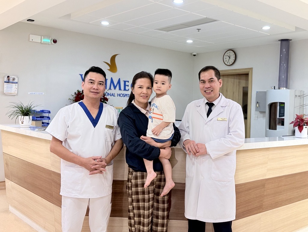Vinmec Hạ Long cứu bé trai 2 tuổi khỏi nguy cơ biến chứng do bệnh lý ống phúc tinh mạc- Ảnh 1.